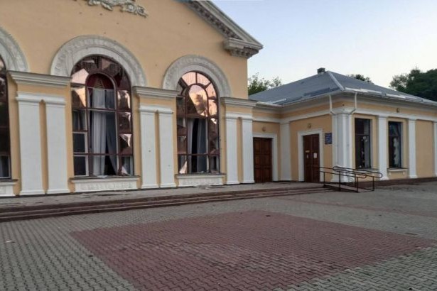 Війська РФ вночі вдарили по Кропивницькому: виникла пожежа, пошкоджена філармонія